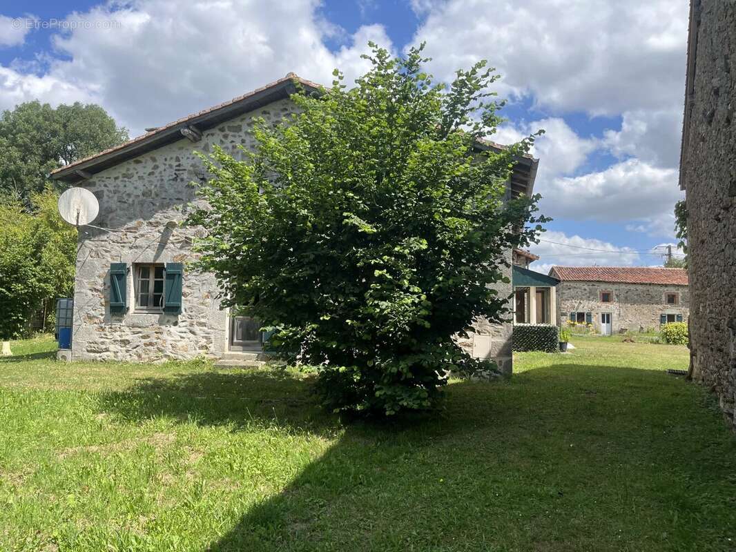 Ensemble immobilier avec granges et dépendances, avec accès à la rivière, sur 2.8 Hectares - photo 9
