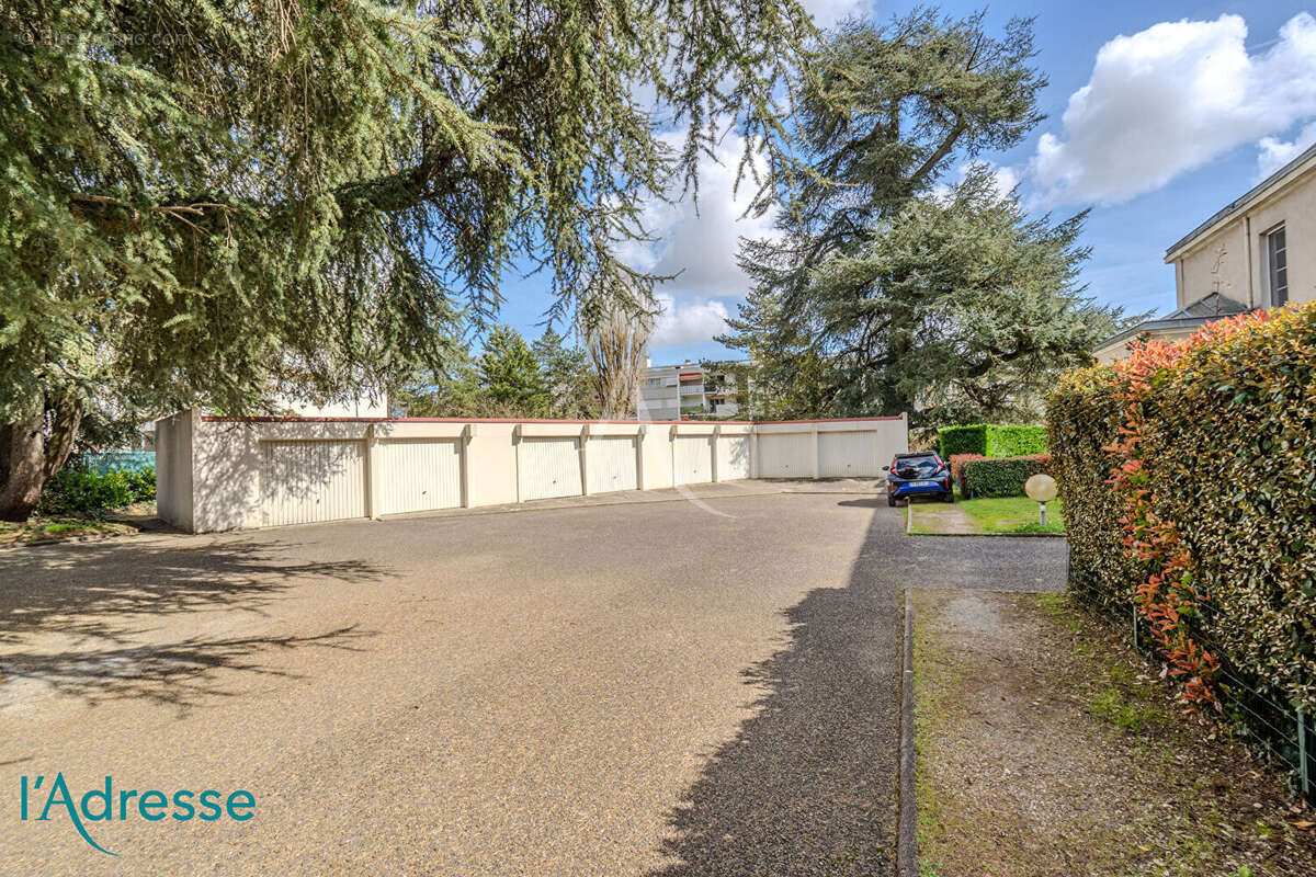 GRADIGNAN - Bel appartement de 150m² au sol dans un château avec garage fermé - photo 13