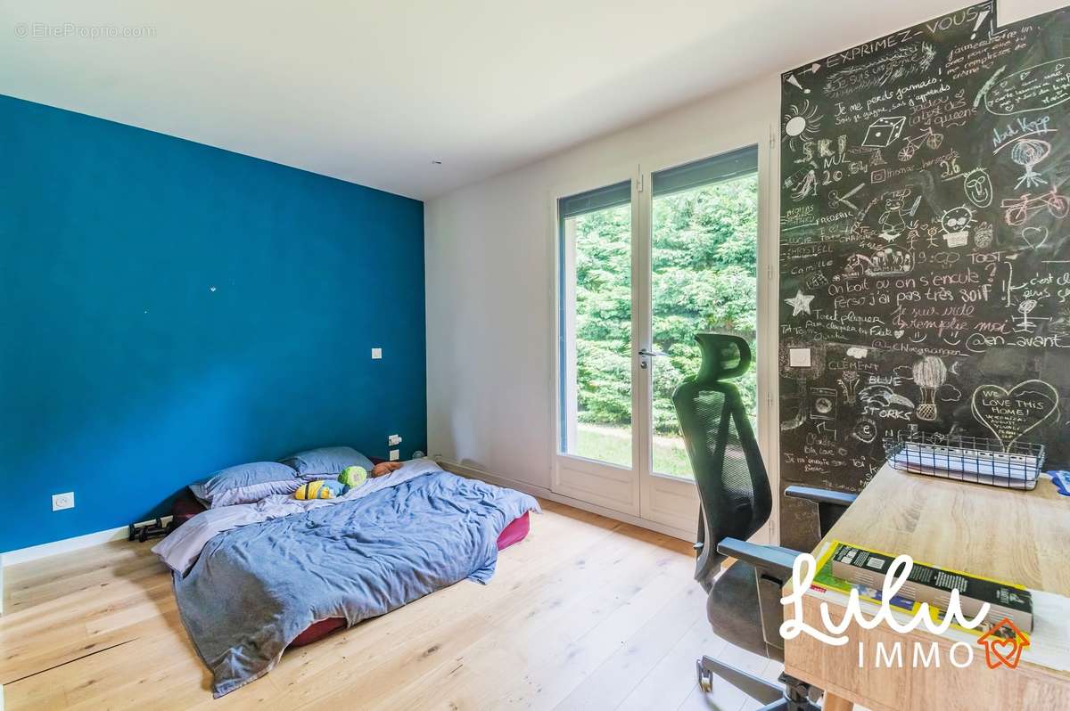 Ecully - Maison de 312 m2 habitable avec piscine, garage et cave - photo 20