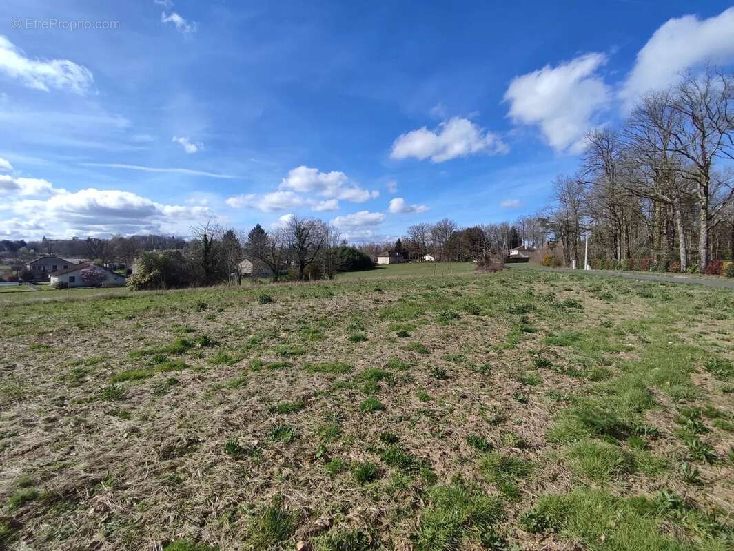 Terrain à PIEGUT-PLUVIERS
