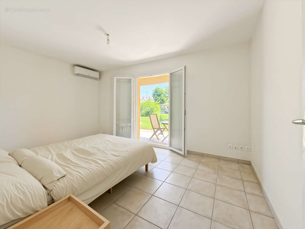 Maison de plain-pied avec grand terrain arboré dans un secteur recherché de Saint-Bernard - photo 6