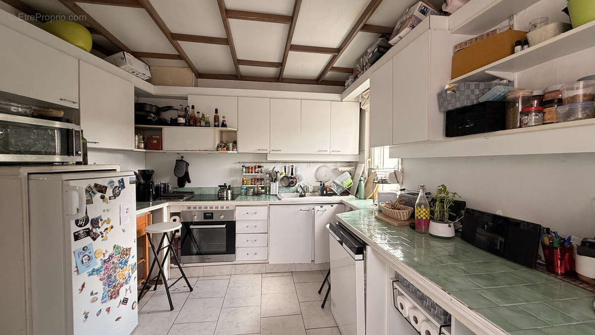 Située en plein coeur de Seclin, cette maison semi-mitoyenne de type bel étage dispose d'environ 95 m2 habitab - photo 6