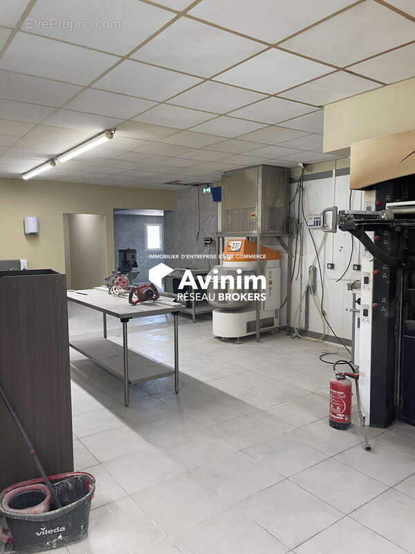 Commerce 250 m² à Marignane  - photo 2
