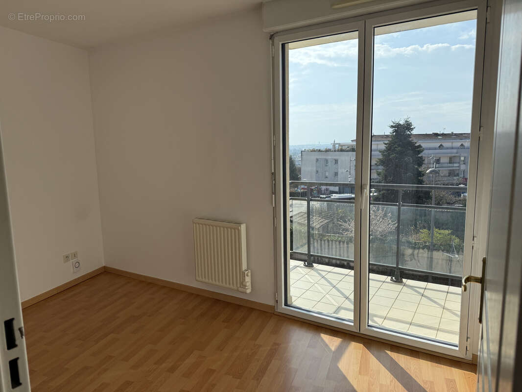 Appartement à GREZIEU-LA-VARENNE