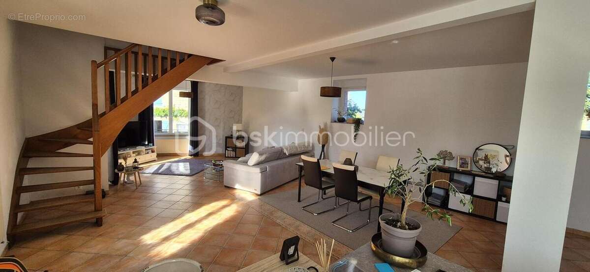 Maison familiale en pierre 161m2 avec 5 chambres, jardin arboré et vie tout à pied à Javené - photo 3