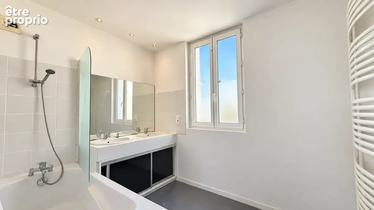 Maison de la fin des années 50 - 5 Chambres - Stationnement extérieur - Vue sur Montjuzet - photo 8