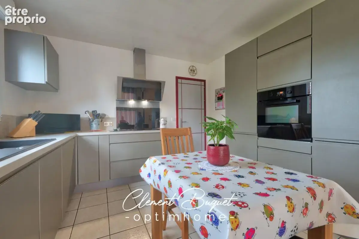  LE FAVRIL – Le confort d’une maison récente, le charme d’un grand jardin !  - photo 7