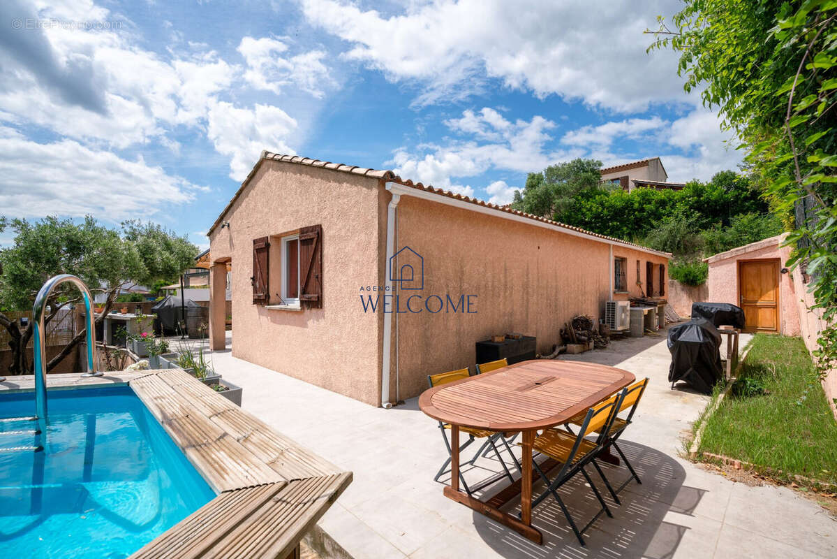 Maison à MONTBAZIN