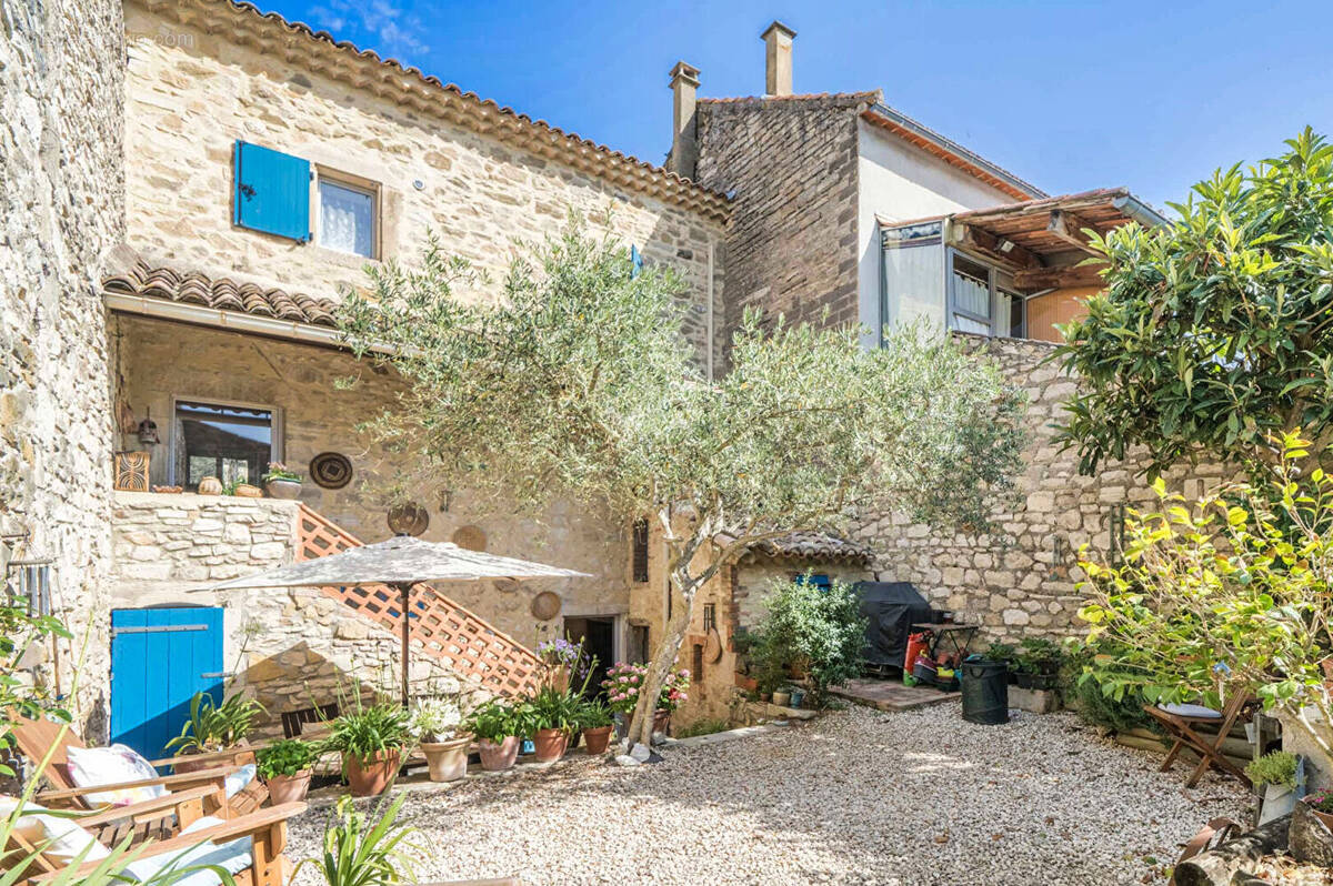 Maison à SAINT-JEAN-DE-MARUEJOLS-ET-AVEJAN