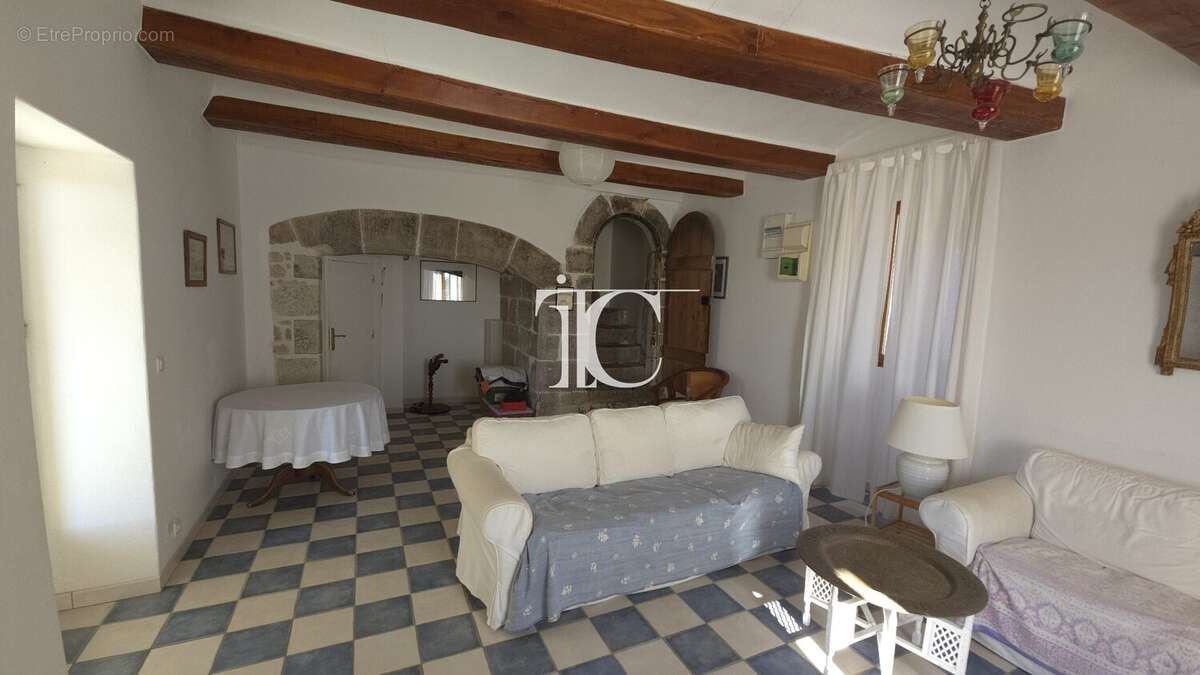 Authenticité, élégance et confort au cur du Sud Ardèche : une maison en pierre rare avec piscine où tout se fait à pied. - photo 17