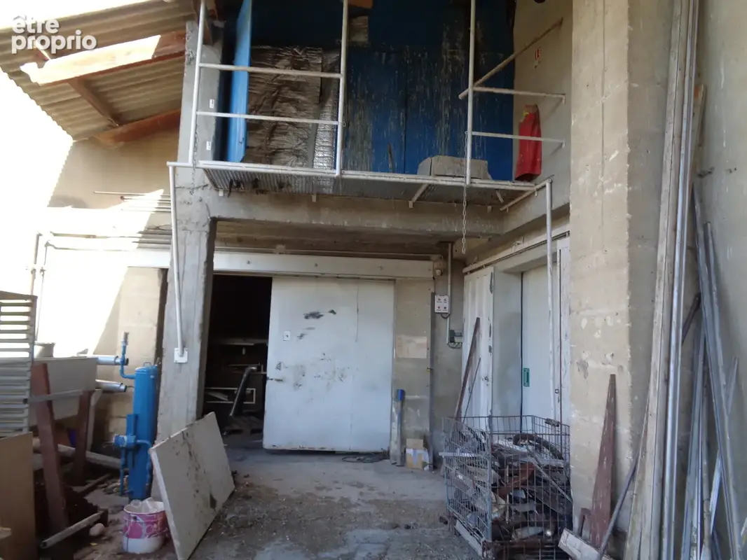 Gard Aimargues Entrepot 900m2 sur terrain 1700m2 centre de village - photo 9