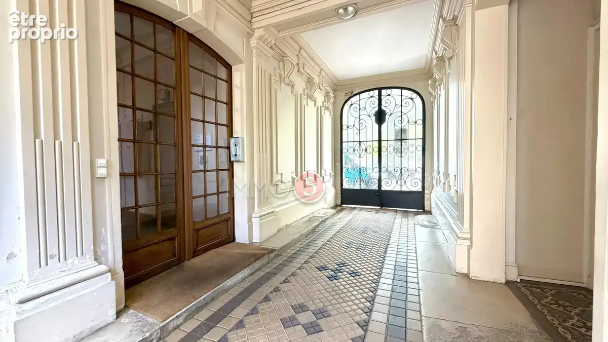 F5 haussmannien secteur mairie. Ascenseur, cave et box. - photo 3
