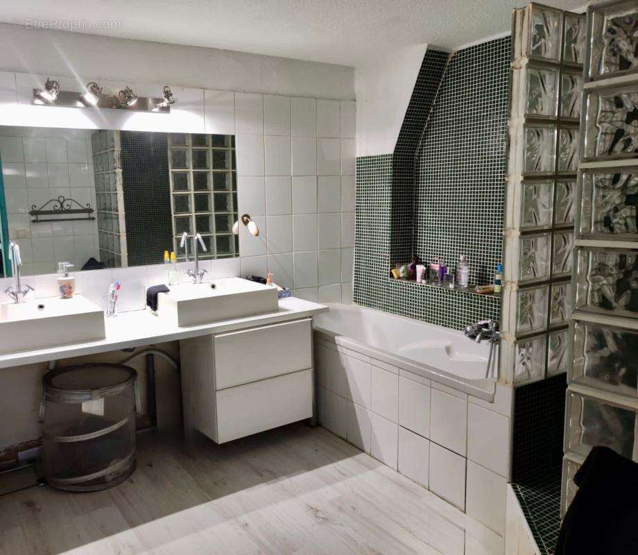 Appartement à MARSEILLE-1E
