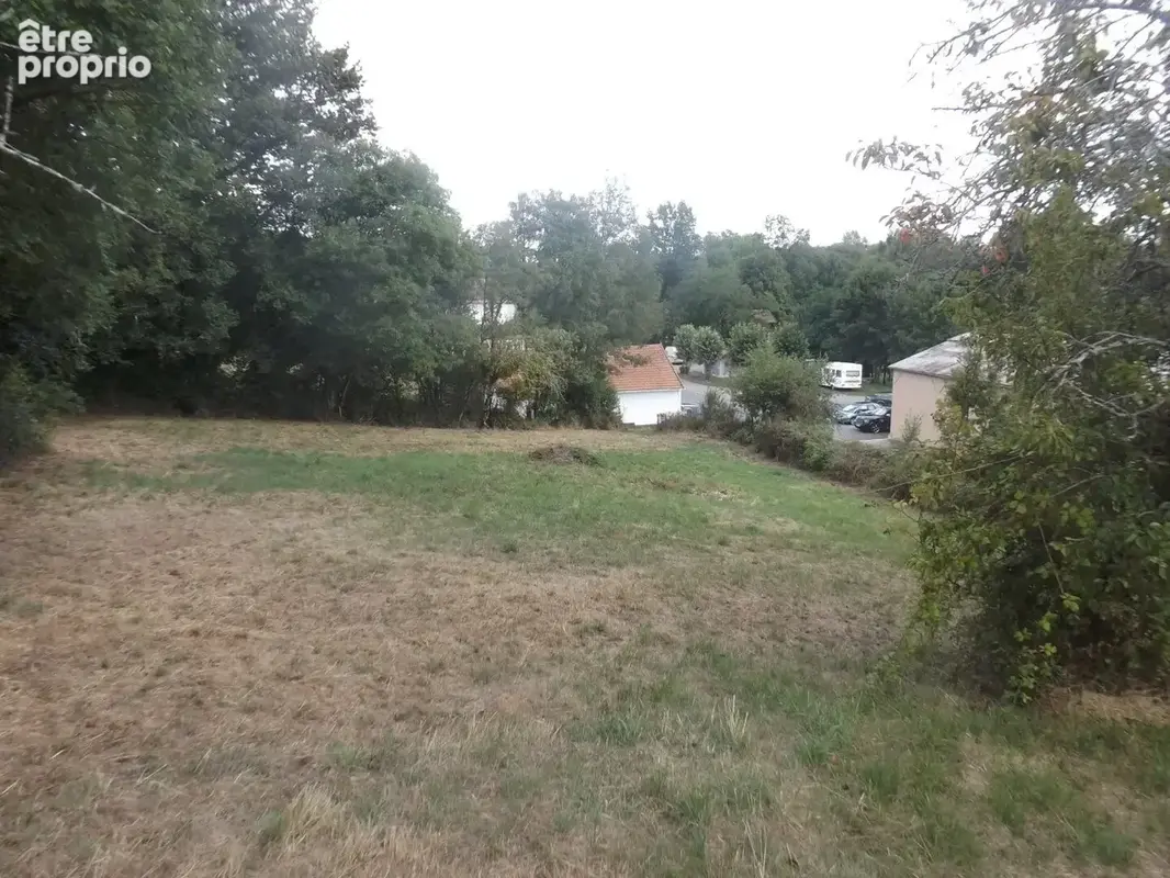 Alloue - Beau terrain à construire - photo 3