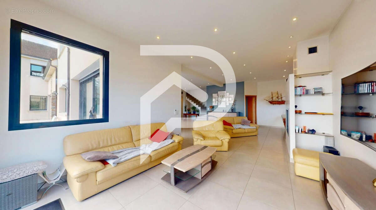 Maison à LE VAL-SAINT-GERMAIN