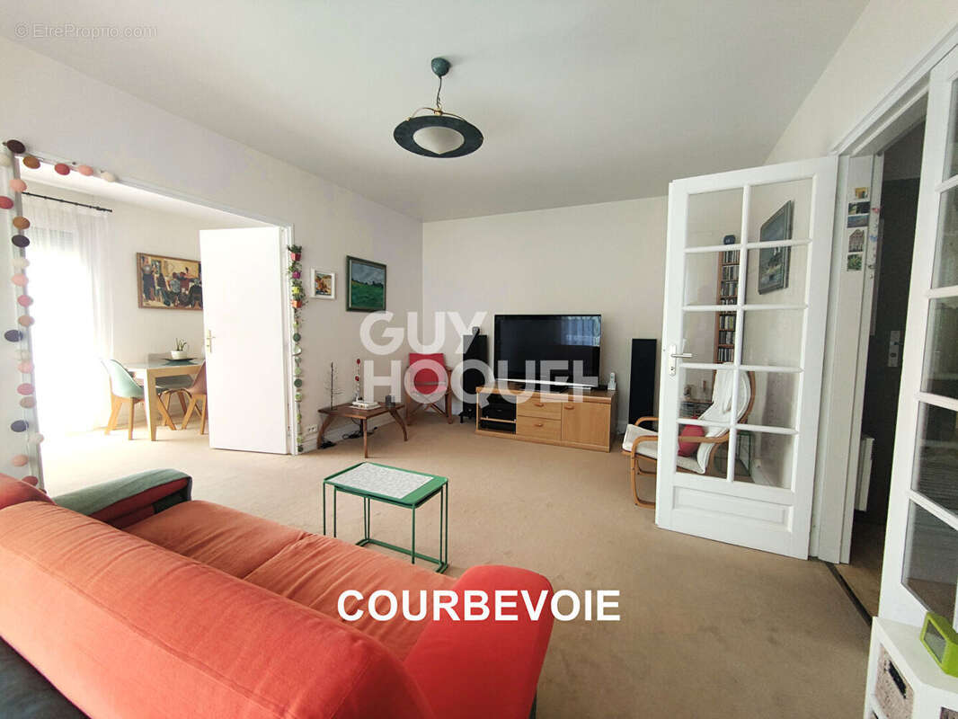Appartement à COURBEVOIE