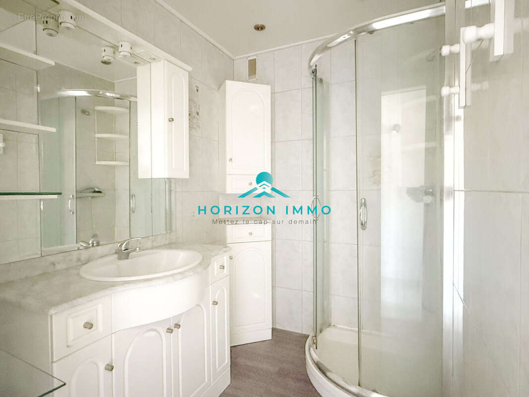 Appartement à SAINT-LAURENT-DU-VAR