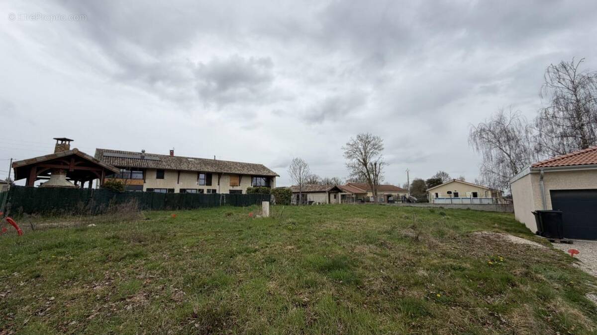 Terrain à SAINT-NIZIER-LE-DESERT
