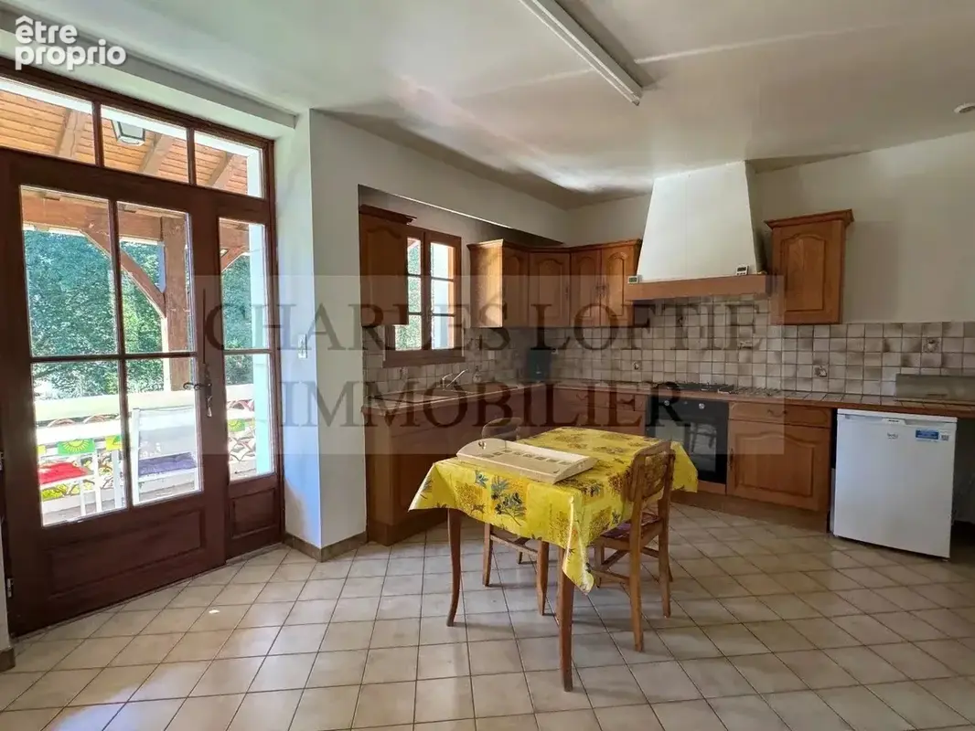 Maison familiale avec garage, piscine et accès à la rivière sur près de 7000 m² de terrain, proche de Prayssac. - photo 6
