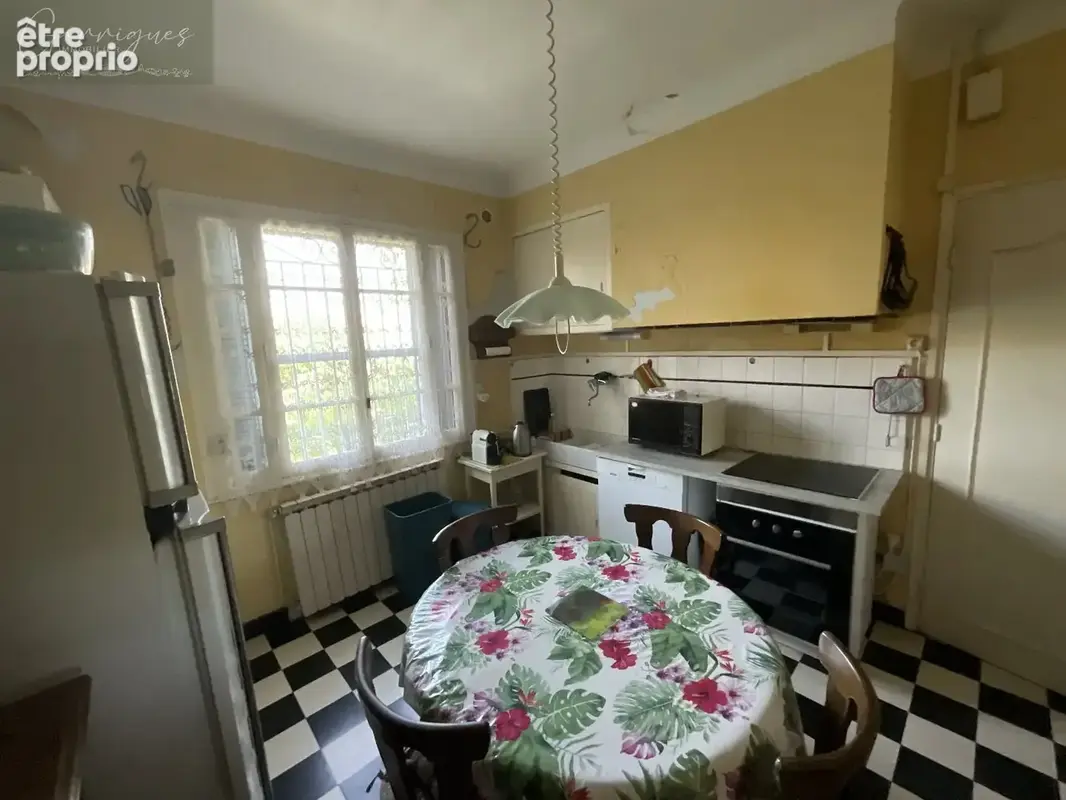 Le Cailar, maison de village à restaurer avec dépendances. - photo 4