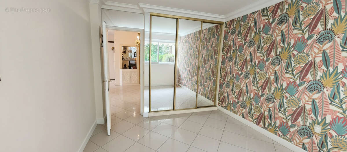 PARLY 2, bel appartement de 4 pièces avec jardin (160 m2), cave et box - photo 12