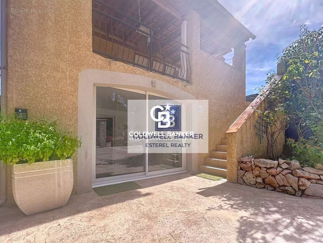 Maison à ROQUEBRUNE-SUR-ARGENS