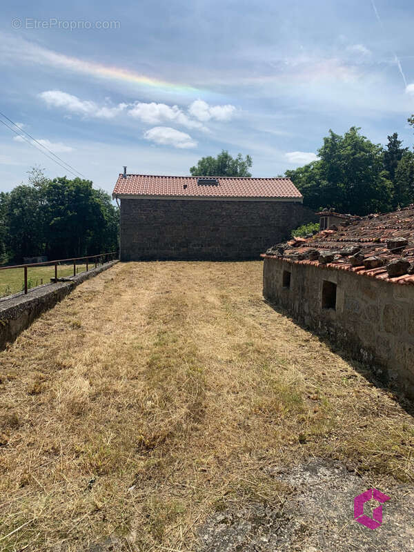 EXCLUSIVITE GTI IMMOBILIER ! Belle bâtisse en pierre avec terrain et dépendance. - photo 4
