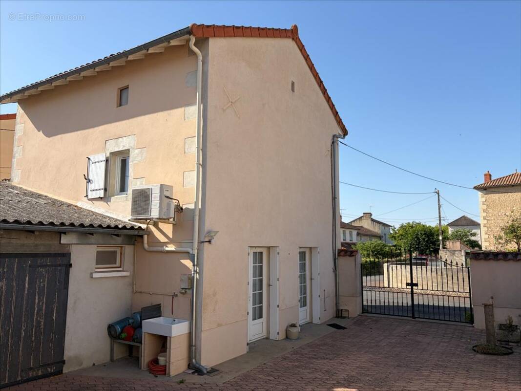 Maison à SAINT-GEORGES-LES-BAILLARGEAUX