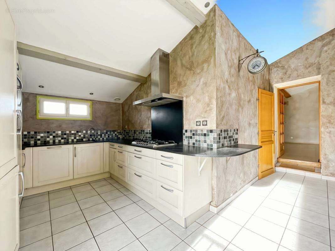 EXCLUSIF À MONTJOIR : Propriété de Caractère de 260 m² ? DPE A - photo 14