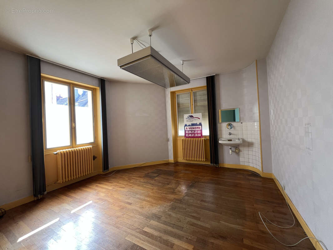 Ensemble Immobilier de deux maisons de ville avec commerce ! - photo 2