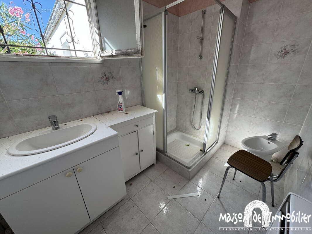 A vendre à COGNAC - Maison atypique de 4 pièces avec deux garages et jardin. - photo 9