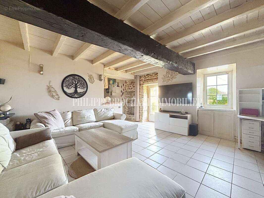 Maison à BAZOGES-EN-PAREDS