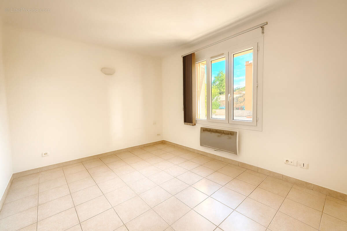 Maison à SAINT-MITRE-LES-REMPARTS