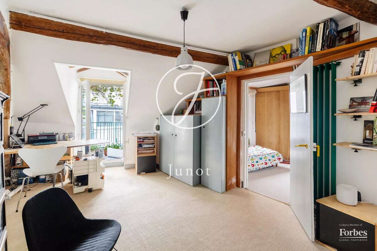 Paris 18e - HAUT MONTMARTRE / PLACE JEAN BAPTISTE CLÉMENT  - Appartement  à vendre - 4 pièces - 90,84m² Carrez - 107,84m² au sol - photo 20