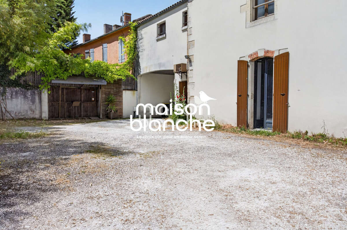 COUR PRIVATIVE AVEC 4 STATIONNEMENTS RATTACHES AUX LOGEMENTS - Appartement à AIGREFEUILLE-D'AUNIS