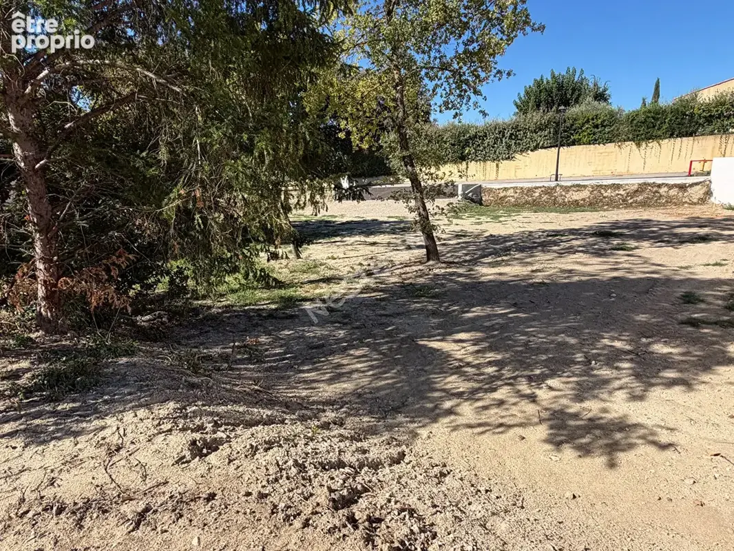 Très beau terrain constructible, plat, viabilisé, à pied du village ! - photo 3