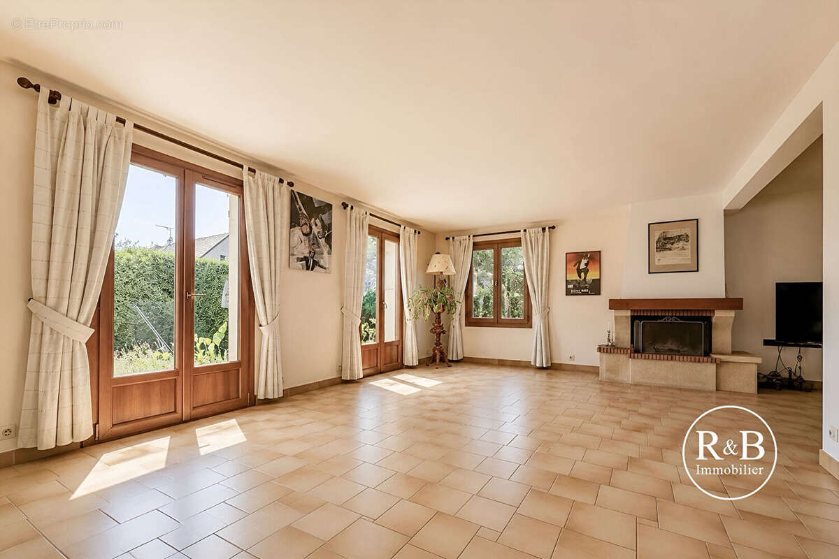 Maison à LES CLAYES-SOUS-BOIS