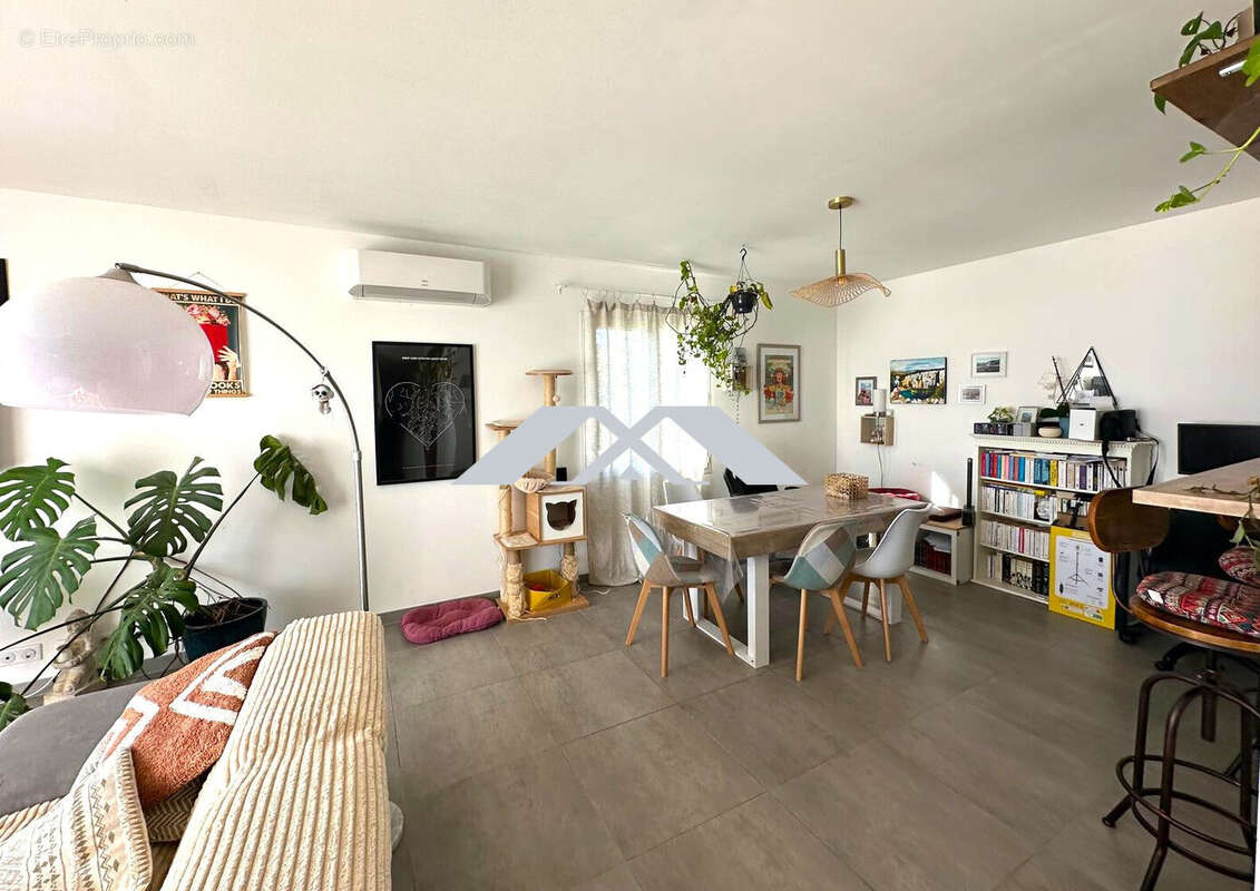 Maison à MEYRANNES