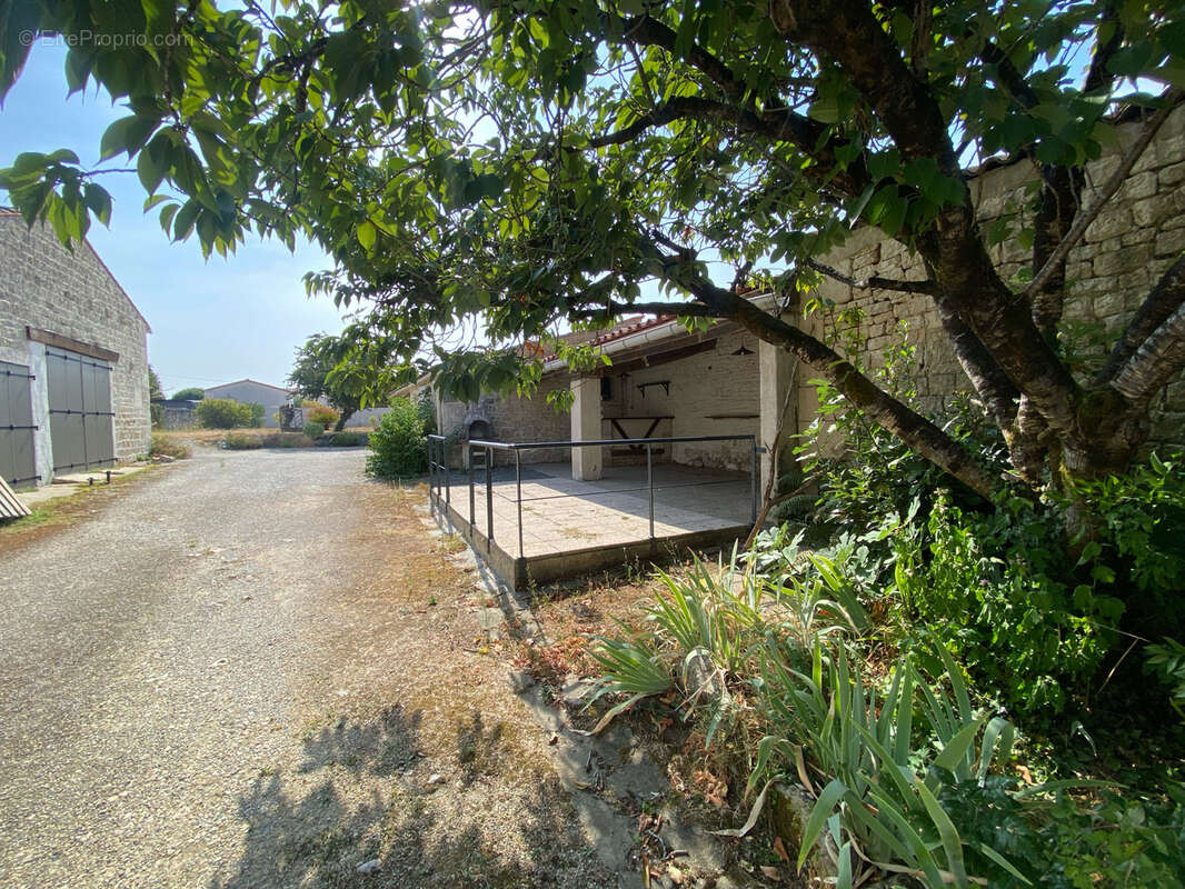 Maison en pierres, jardin, garage, préau, dépendances. - photo 2