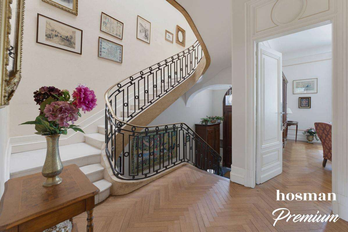 Maison familiale et bourgeoise de 210 m² – Jardin – Garage – Grenier aménageable – Bordeaux Chartrons - photo 4