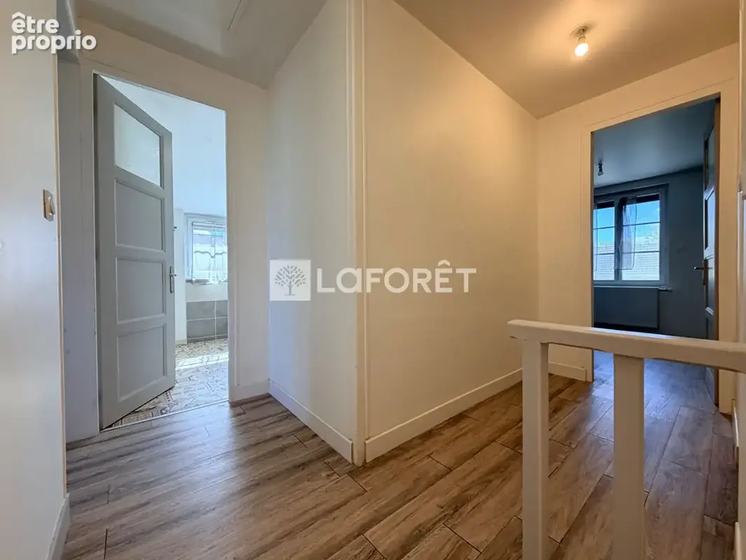 Maison rénovée de 115 m², 4 chambres, sous-sol total et jardin arboré - photo 10