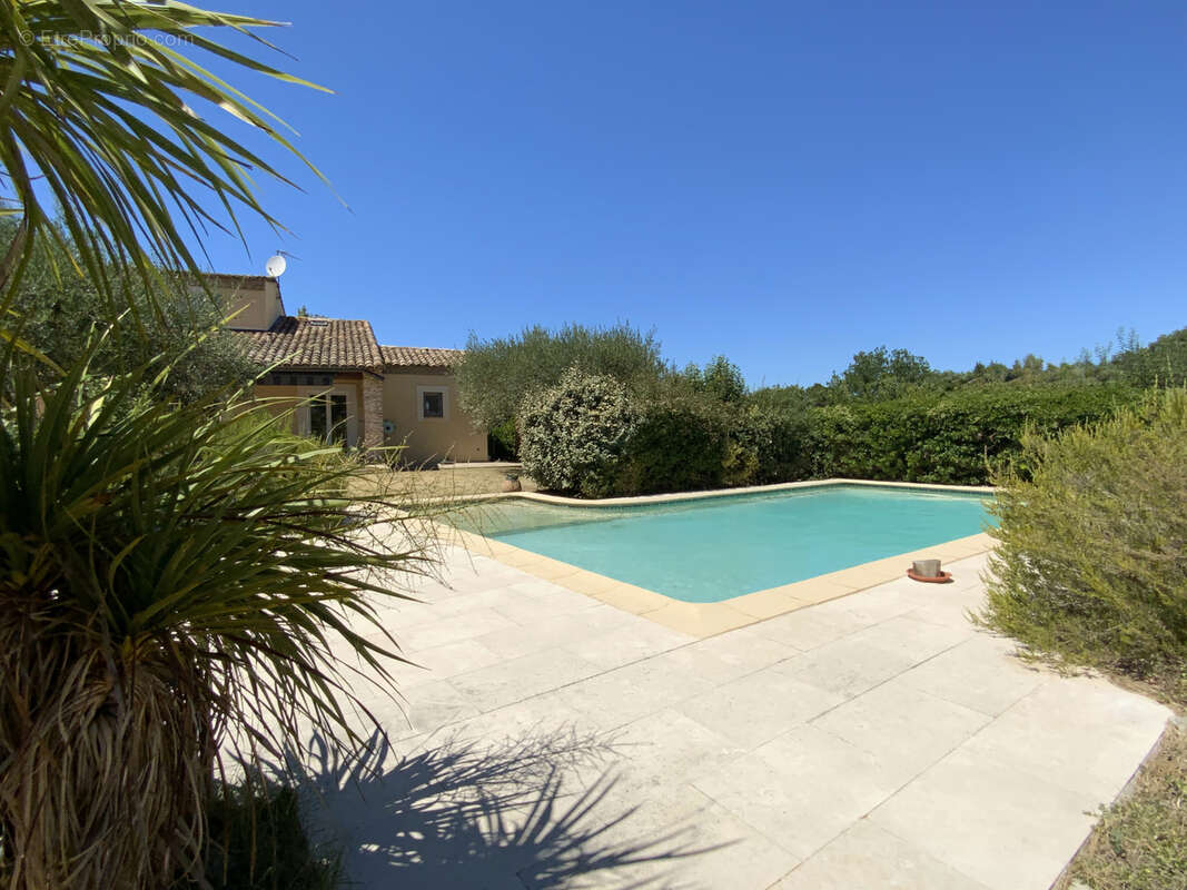 Charmante maison spacieuse avec terrain arboré et piscine. - photo 3