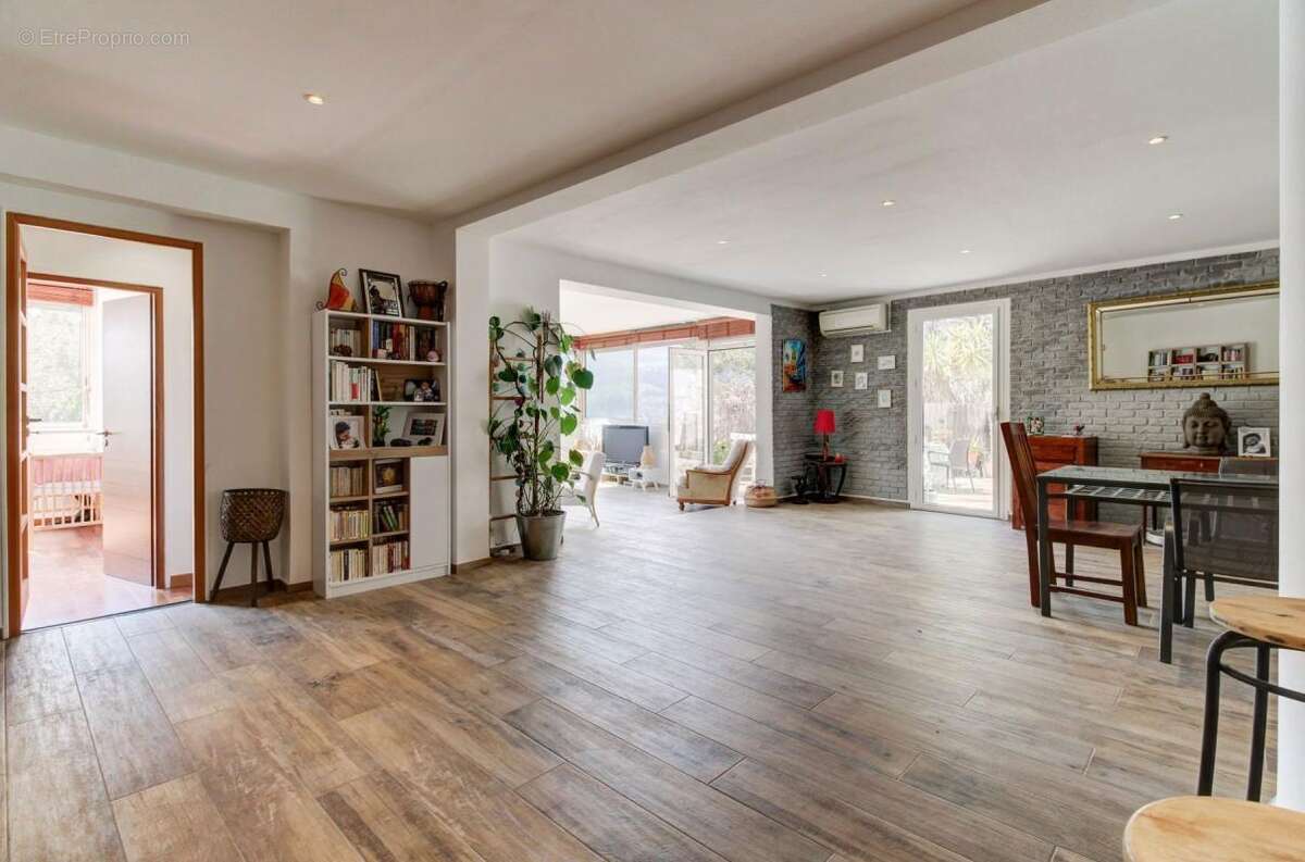 Appartement à TOURRETTE-LEVENS