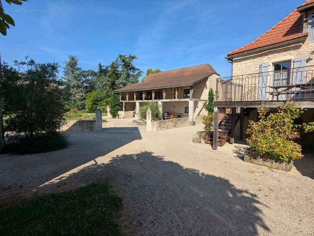 Maison 390 m² à Tour-De-Faure  - photo 2