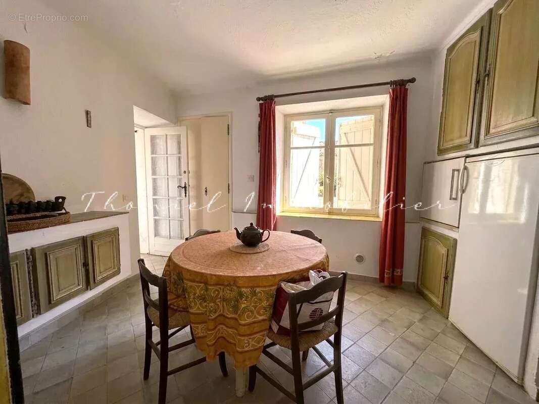 À vendre dans le village de Grimaud : Ensemble de deux maisons de village à rénover, avec terrasse et jardinet - photo 9