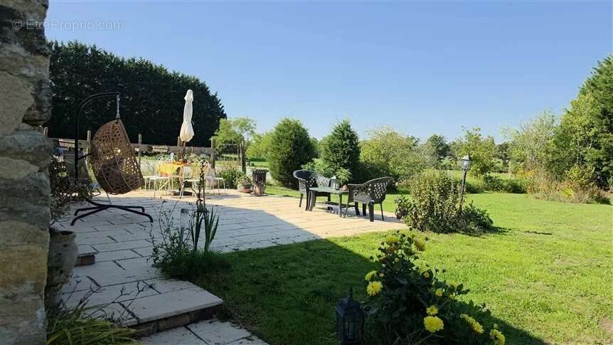 Maison à SAINT-MARTIAL-SUR-ISOP