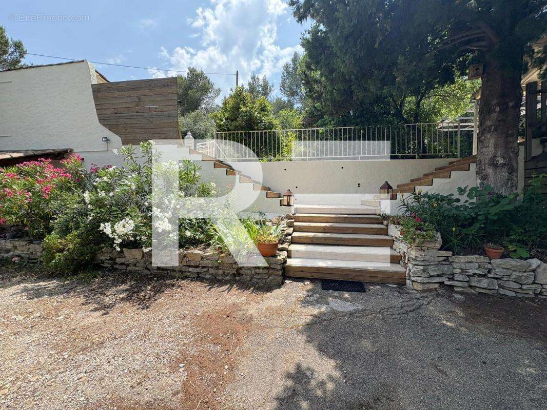 A vendre dans les hauteurs de nimes maison de 168 m² - photo 4