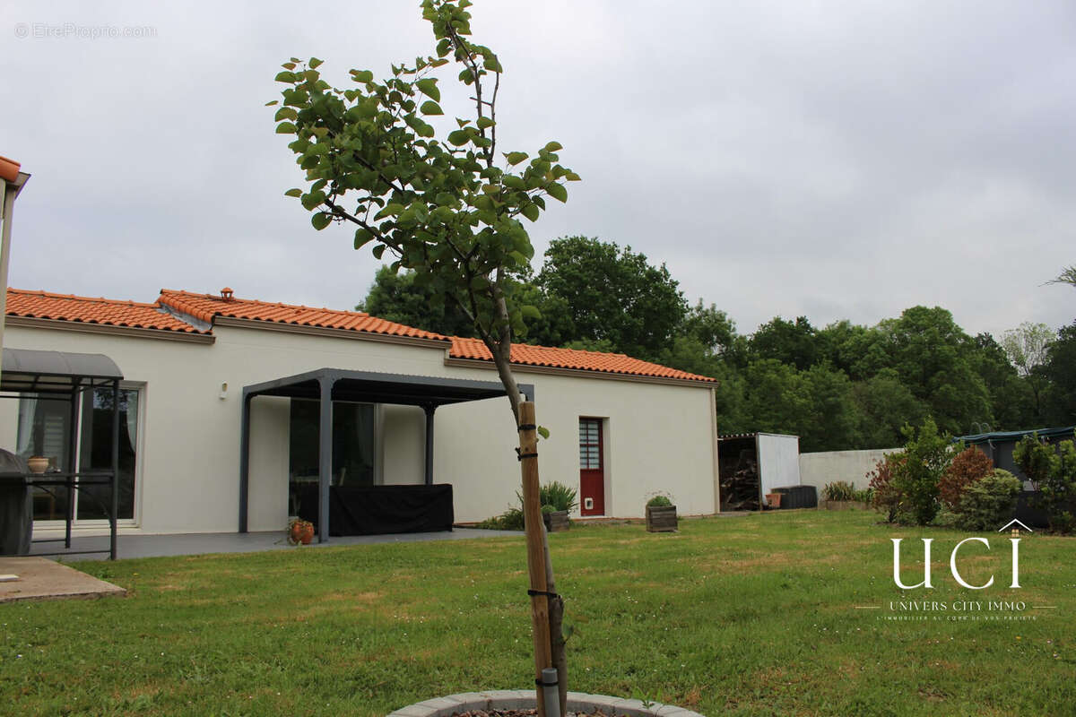Maison 119 m² à La Chapelle-Heulin  - photo 2