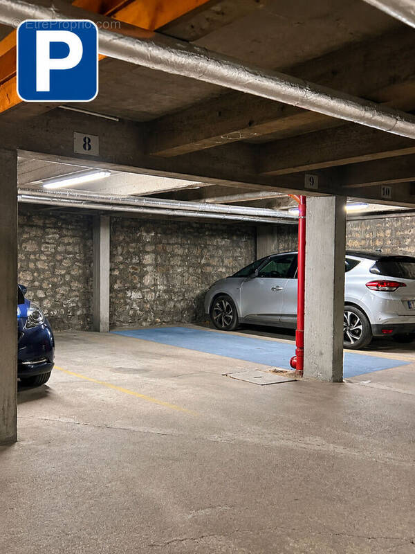 Parking à PARIS-17E