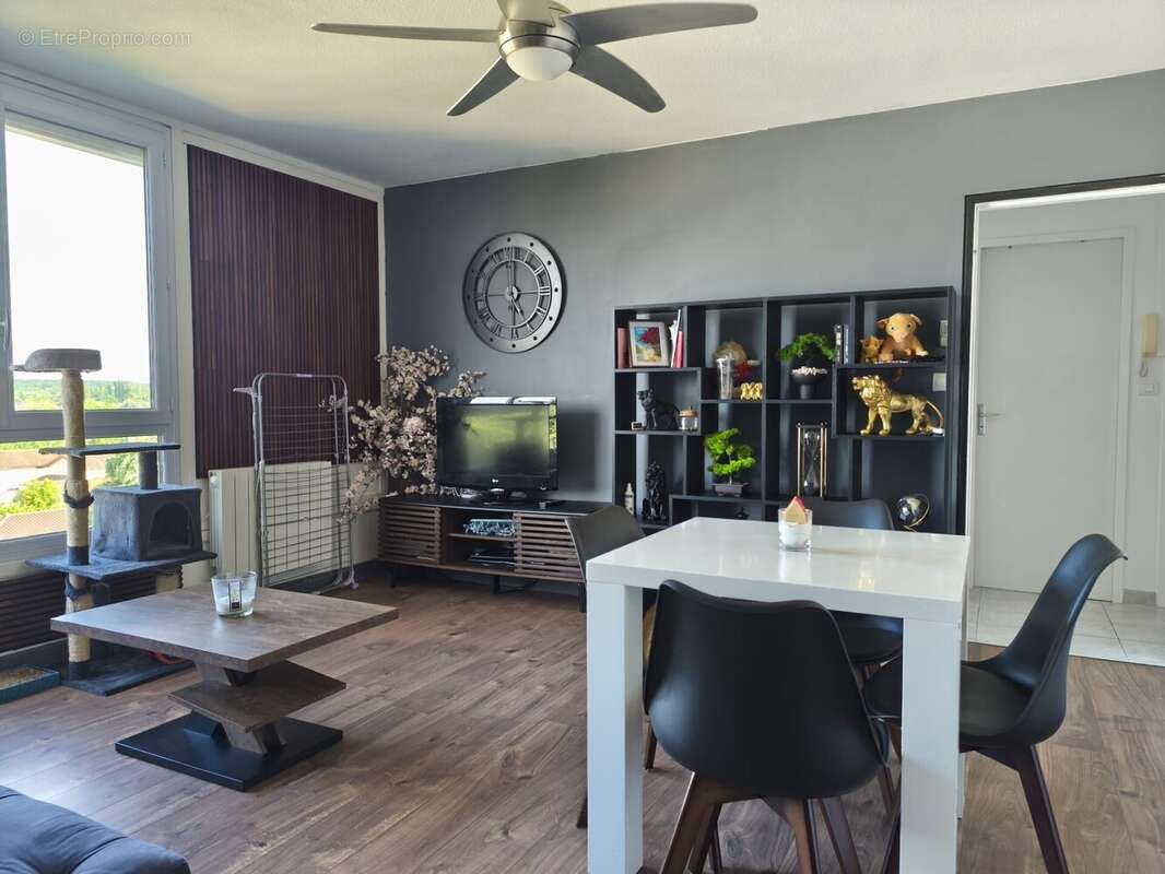 Appartement à PERONNAS